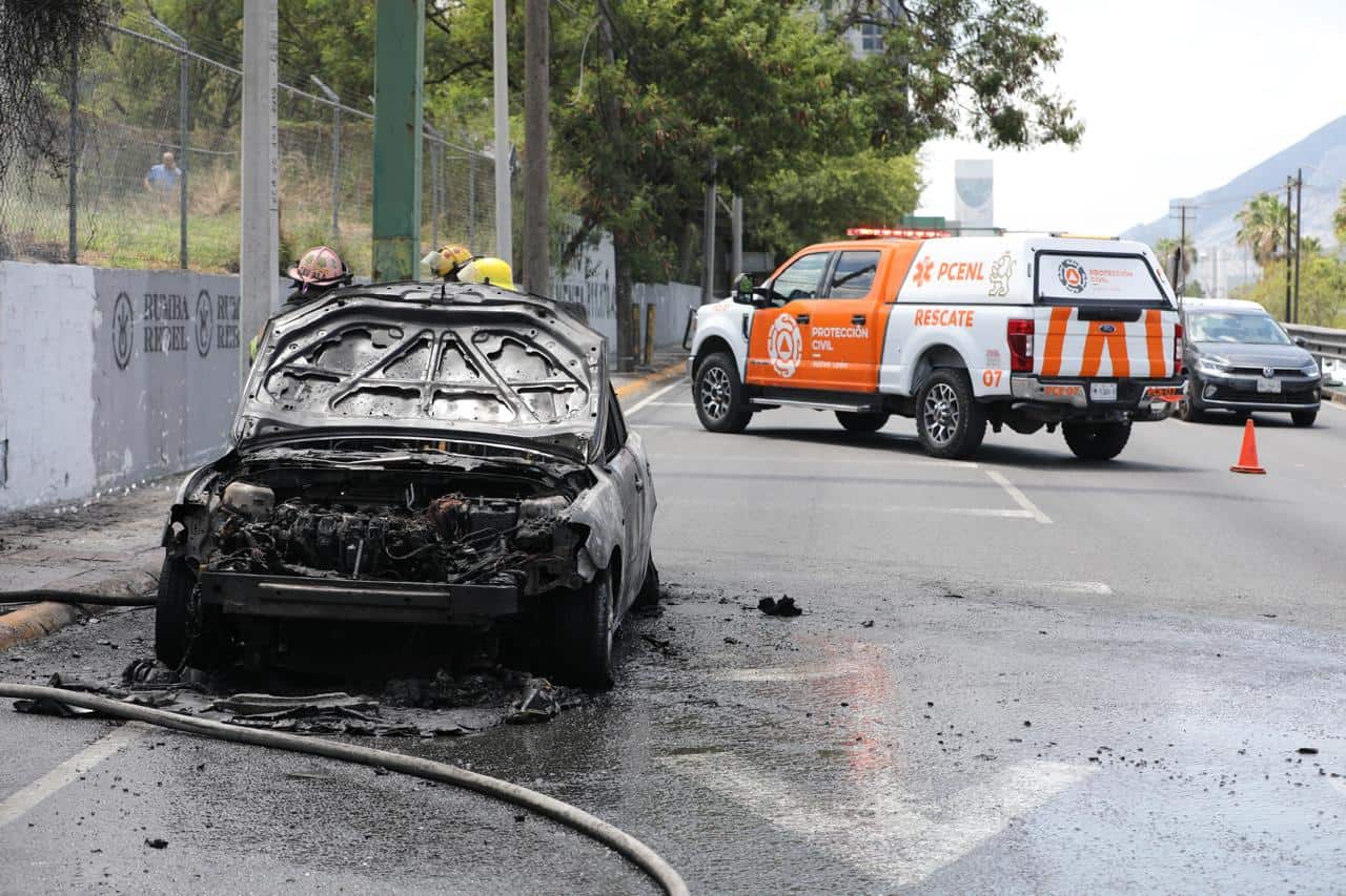 Un vehículo Mazda se incendió la tarde de ayer en Morones Prieto a la altura de la Colonia Loma Larga, donde el fuego alcanzó a llegar a la maleza.