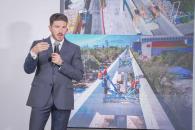 Insiste en horarios escalonados, ´carpool´ y transporte escolar