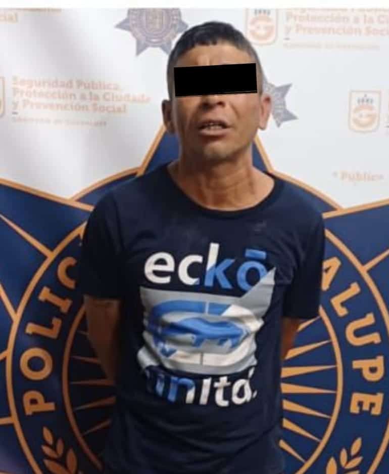 Elementos de la Policía de Guadalupe detuvieron a un hombre que presuntamente intentó asaltar a una mujer utilizando un desarmador, pero fue sorprendido y retenido por un grupo de testigos que frustraron el atraco.
