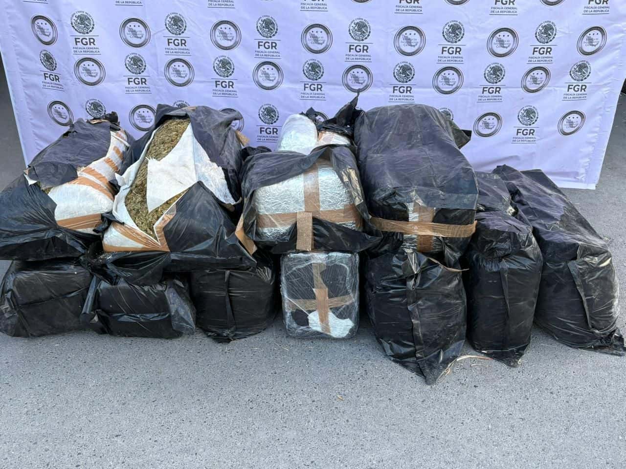 Un cargamento de 200 kilos de marihuana escondido entre pacas de paja en una camioneta, fue asegurada por la Fiscalía General de la República en el municipio de General Bravo, donde se detuvo a una persona.