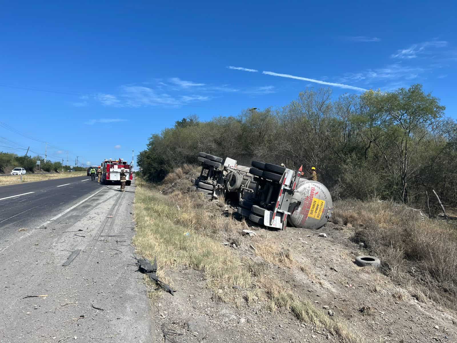 La volcadura de una pipa cargada con 31 mil 500 litros de gasolina en la Carretera Nacional, municipio de Montemorelos, movilizó ayer a las autoridades.