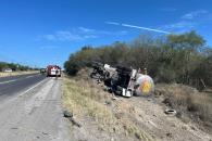 Vuelca pipa cargada de gasolina Vuelca pipa cargada de gasolina