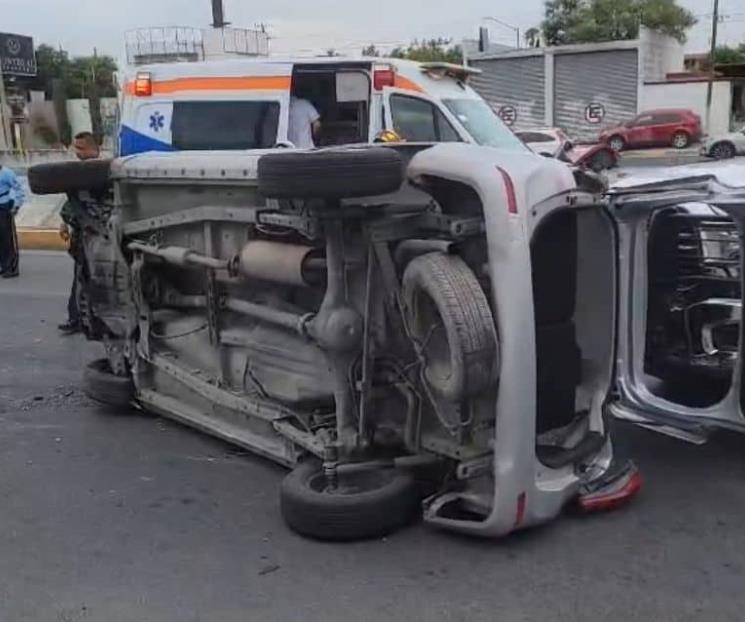 Deja volcadura dos lesionados