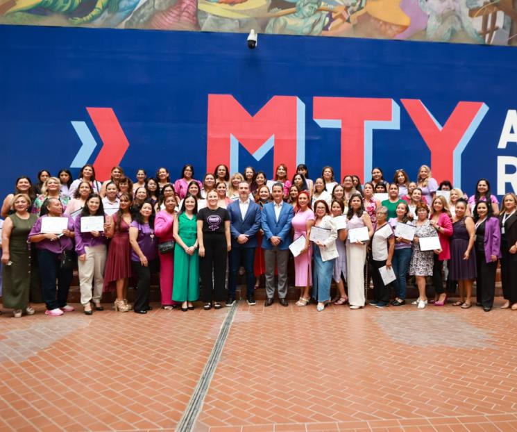 Reconoce Adrián a 100 mujeres emprendedoras