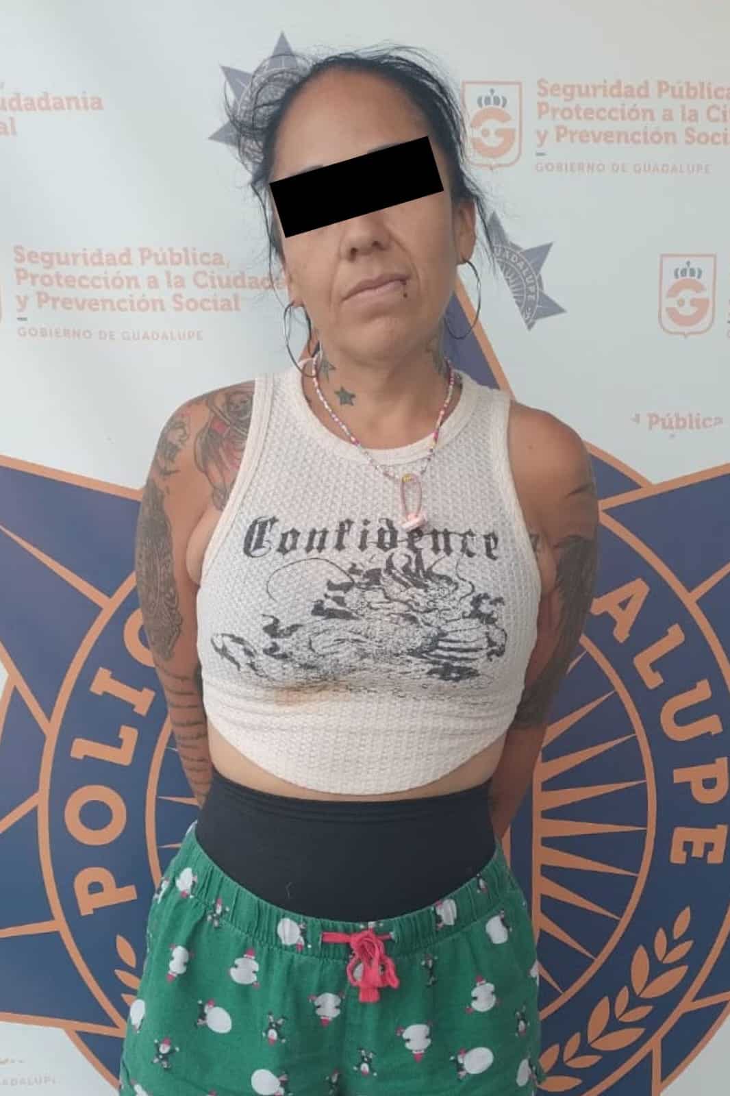 Luego de ser sorprendida robando mercancía en un negocio de artículos de belleza, una mujer fue detenida por elementos de la Policía de Guadalupe, en una plaza comercial de la Colonia Santa Cruz.