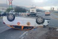 Termina taxi volcado tras choque