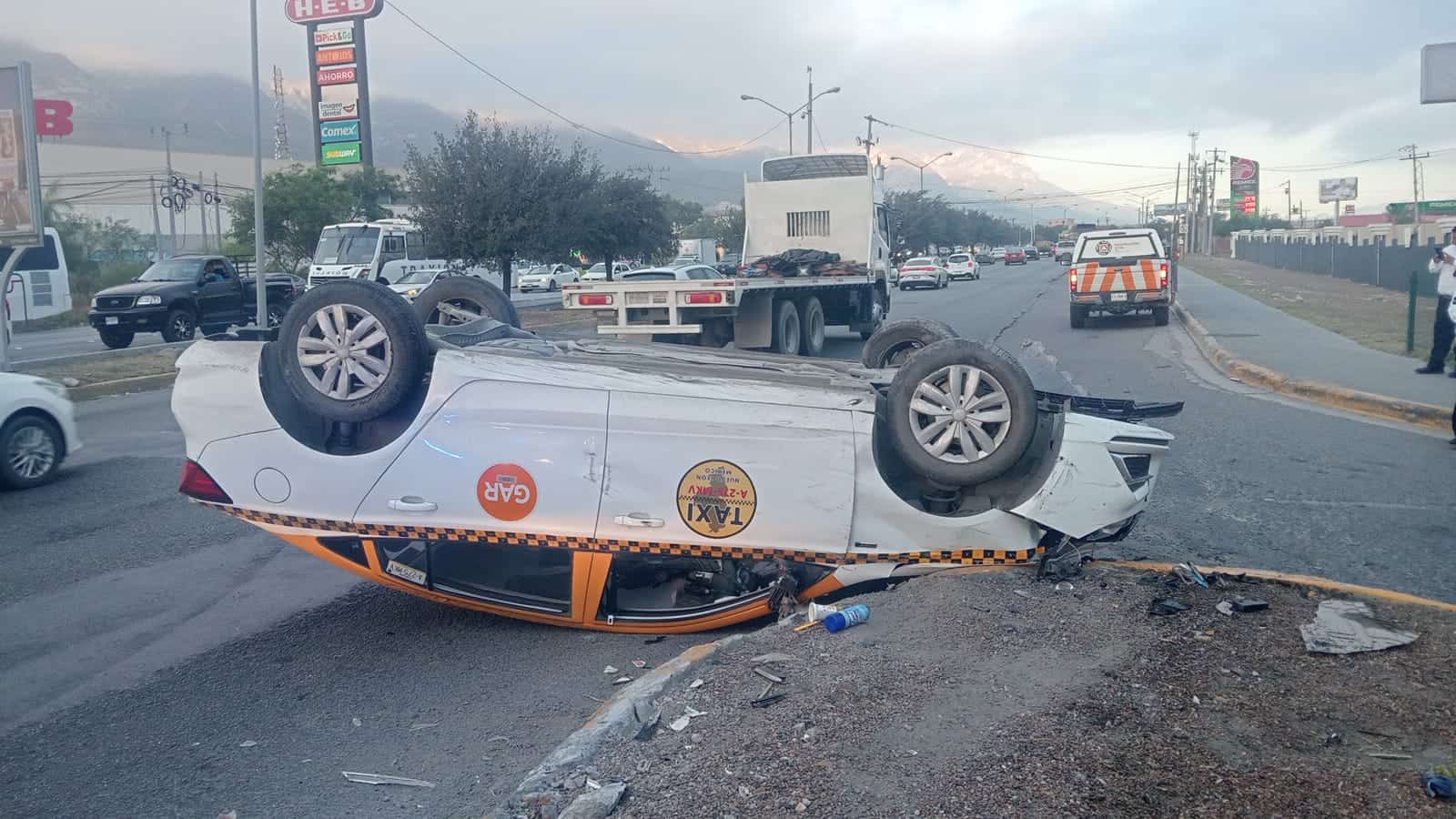 Luego de no respetar la luz roja de un semáforo, un automovilista fue chocado por un taxi que terminó volcado, ayer en el municipio de Santa Catarina.