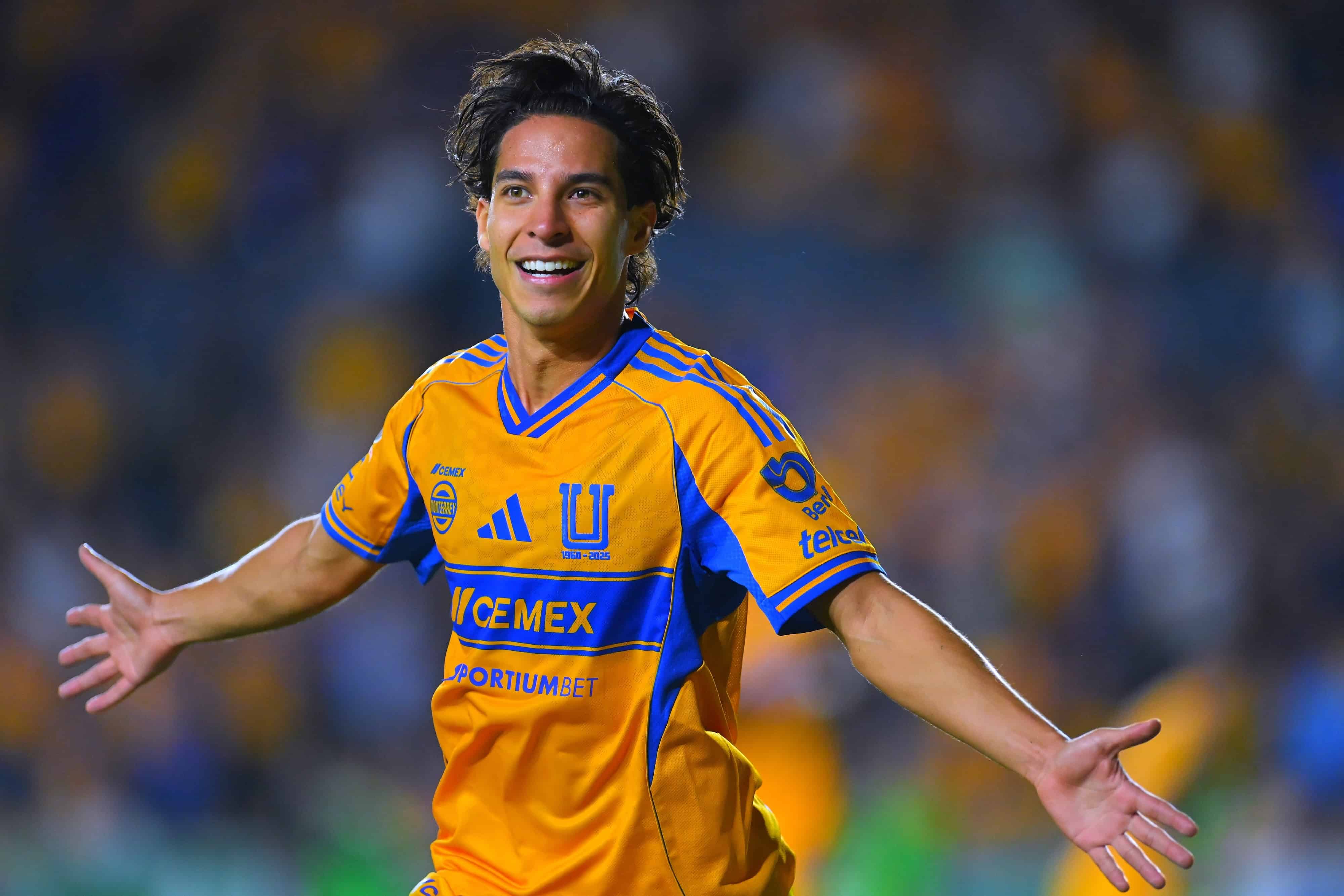Diego Lainez hace el 2-0.