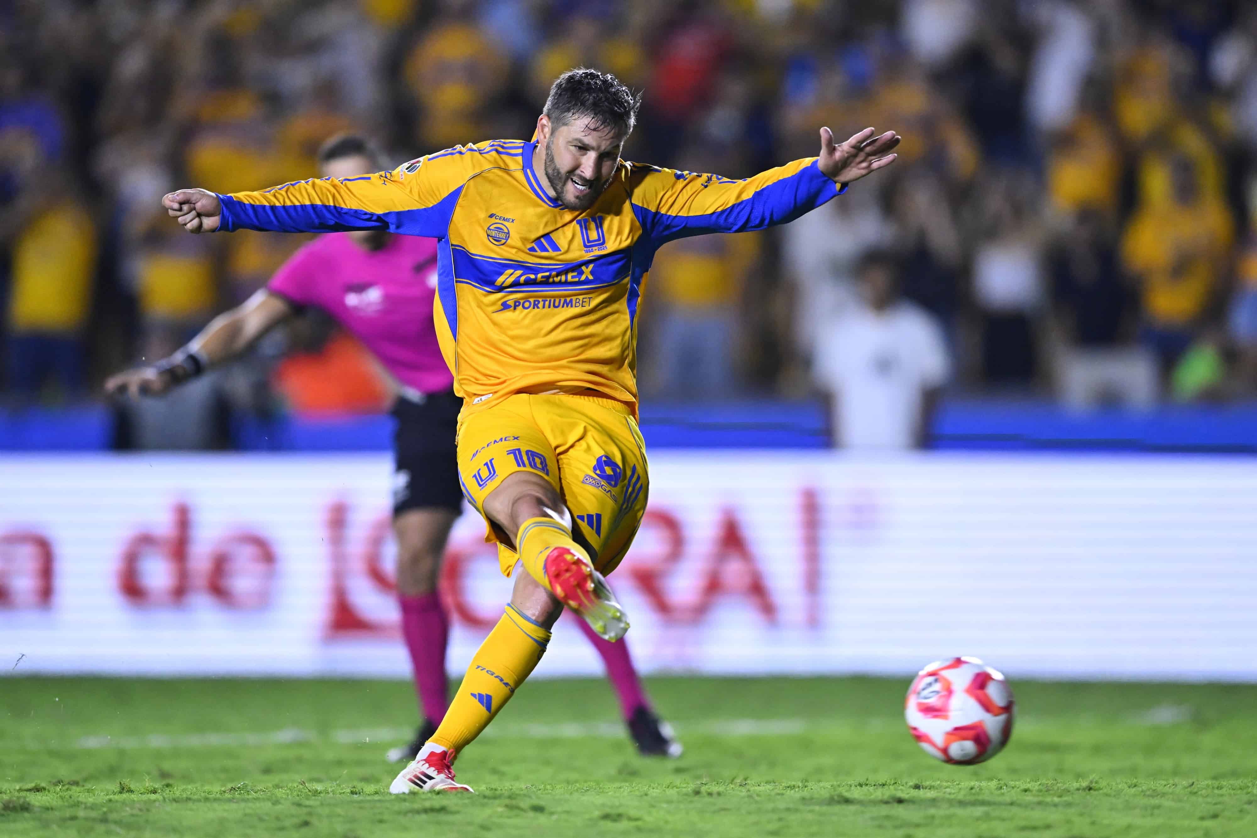 André Pierre Gignac anota por la vía penal y sentencia el partido.