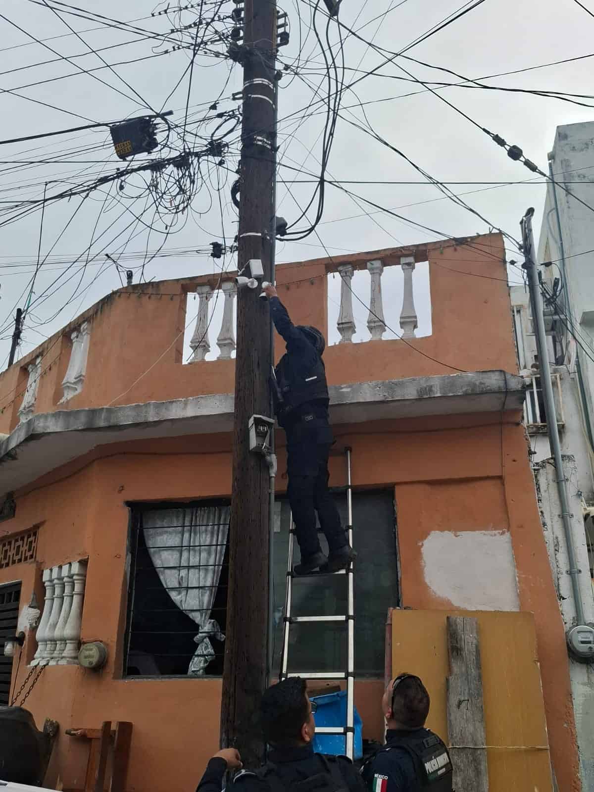 Siete narco-cámaras y un sistema de distribución LAN instalados en postes de madera y un árbol, fueron desmanteladas por elementos del Grupo de Operaciones Especiales (GOE) de la Policía de Guadalupe, en la Colonia Residencial Azteca.