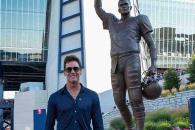 Develan estatua de Brady Develan estatua de Brady