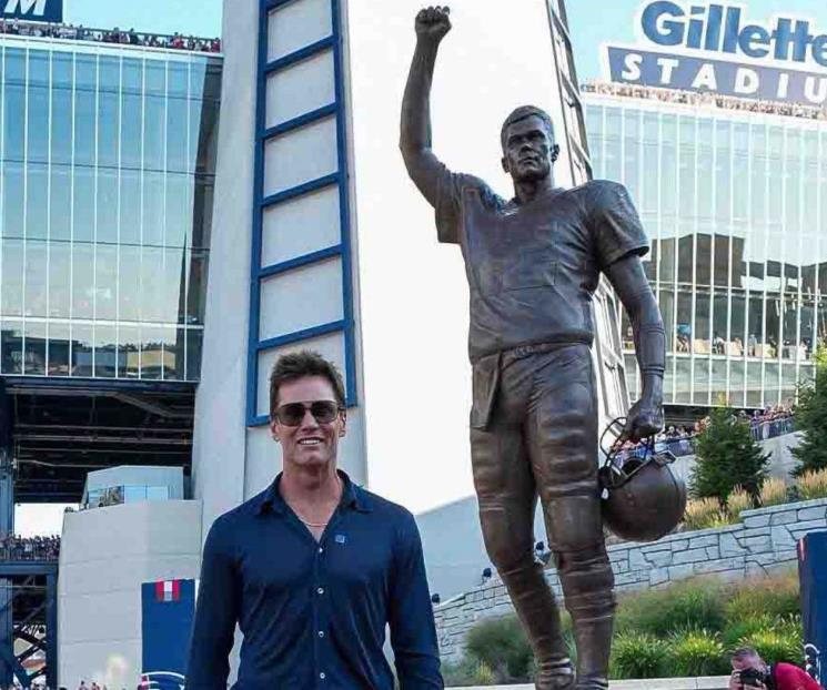 Develan estatua de Brady Develan estatua de Brady