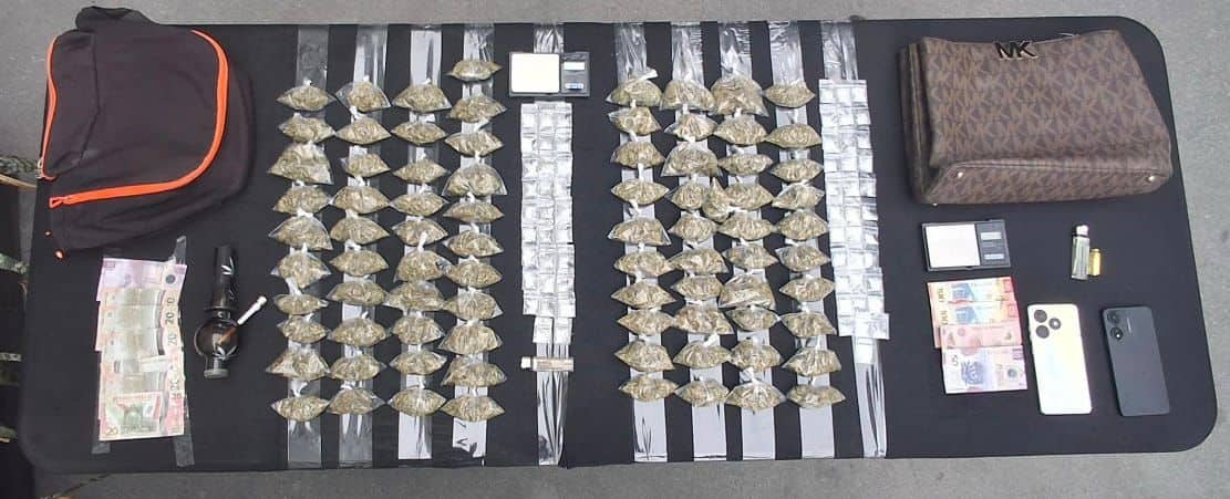 Dos adultos y un par de menores de edad, presuntamente relacionados a diversos hechos delictivos de alto impacto, fueron arrestados por la División de Inteligencia de Fuerza Civil y el Grupo de Coordinación Metropolitana, en el municipio de Juárez, tras ser encontrado drogándose en la vía pública.