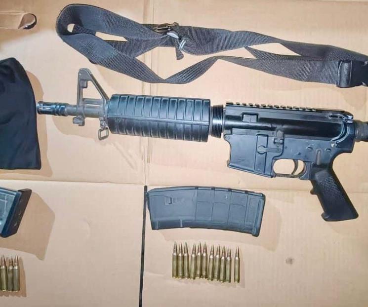 Cae con arma de alto poder