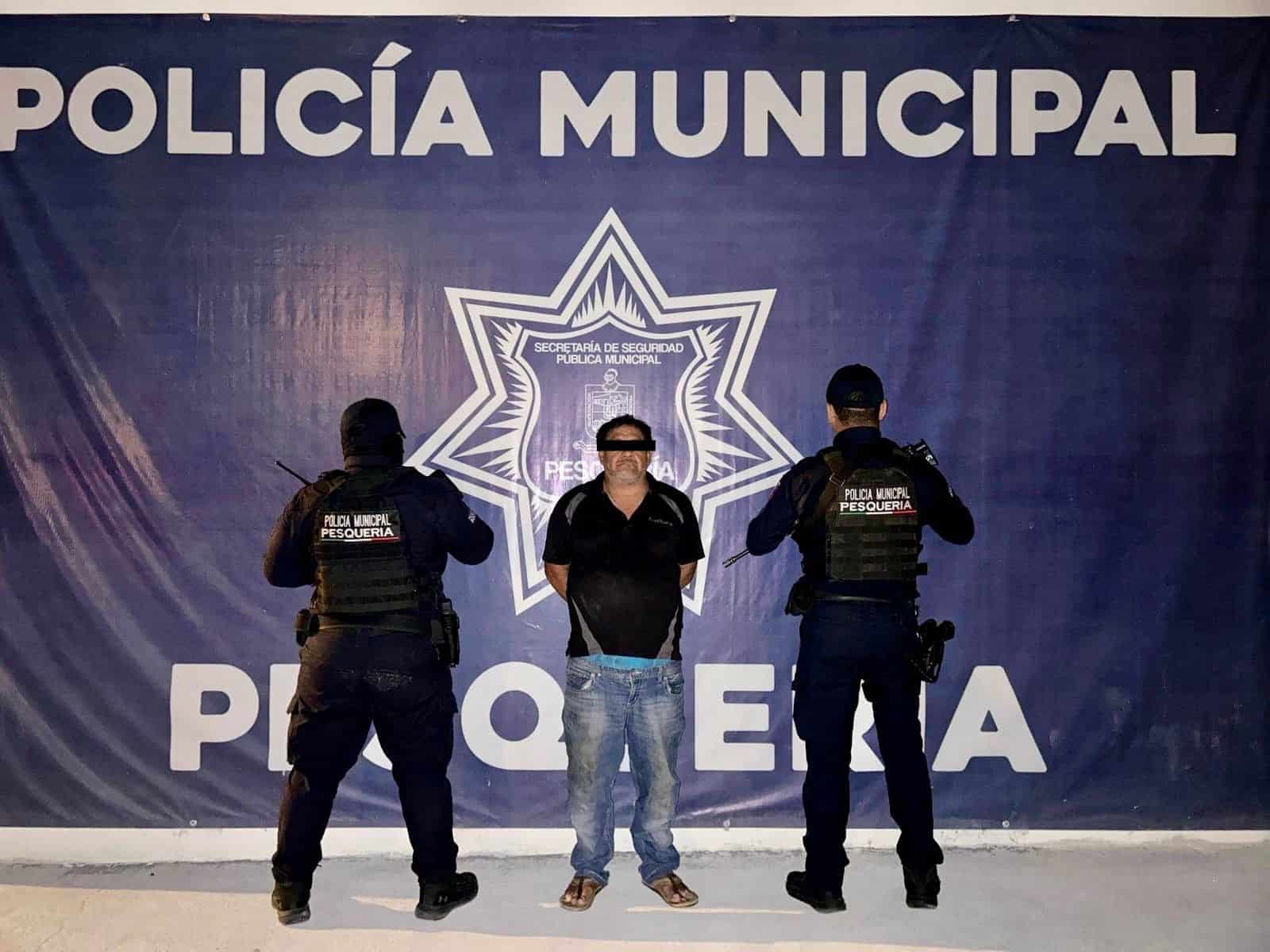 Durante recorridos de prevención y vigilancia en el municipio, oficiales de la Secretaría de Seguridad de Pesquería detuvieron a un hombre señalado por el probable delito de tocamientos a una menor de 4 años de edad.