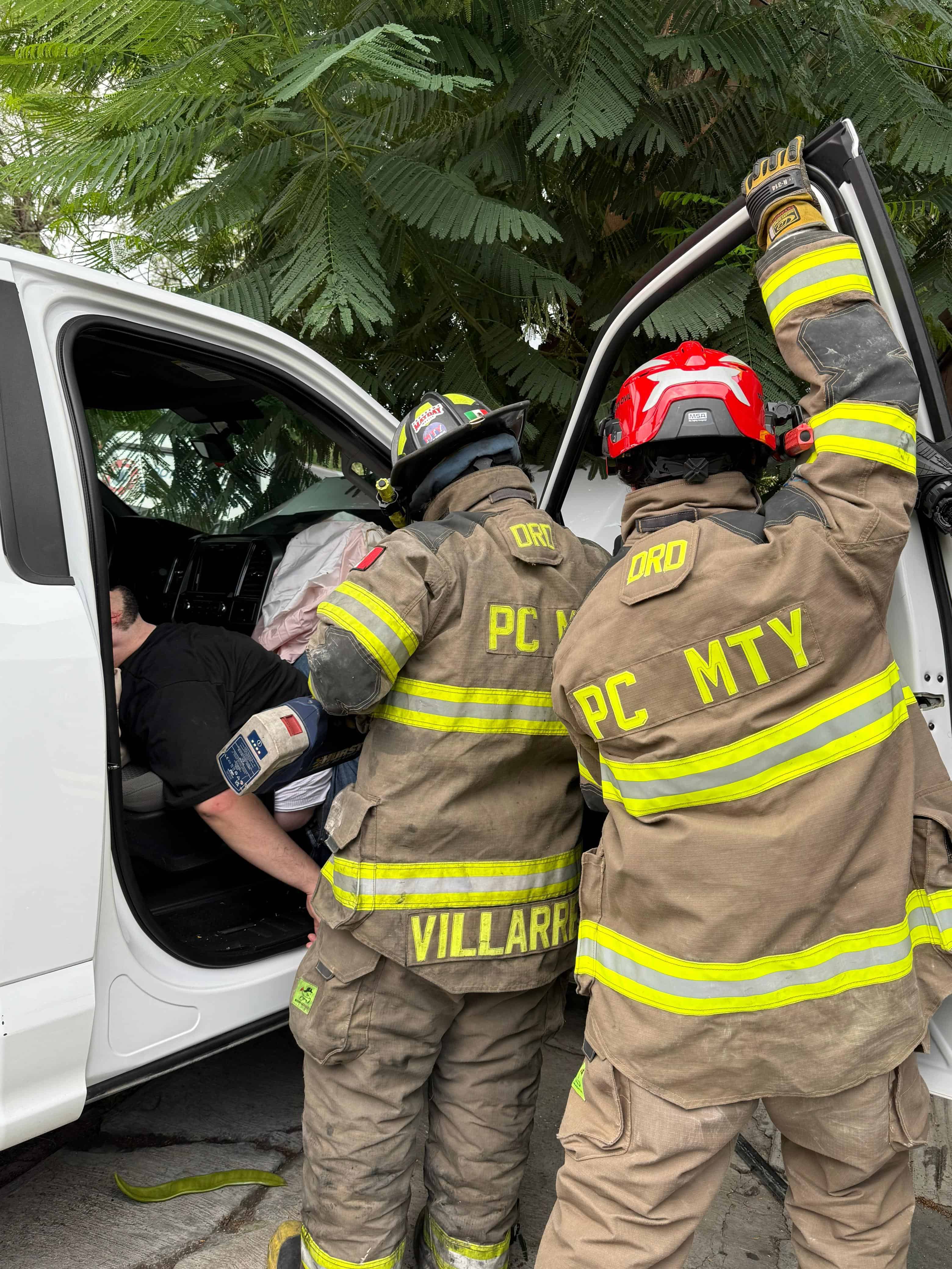 Durante algunos minutos, una persona que viajaba como copiloto en una camioneta quedó atrapado en la unidad luego de que la misma se estrelló contra un árbol, ayer en la Colonia Valle de las Mitras, al poniente de Monterrey.