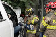 Termina atrapado tras impactar árbol