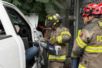 Termina atrapado tras impactar árbol