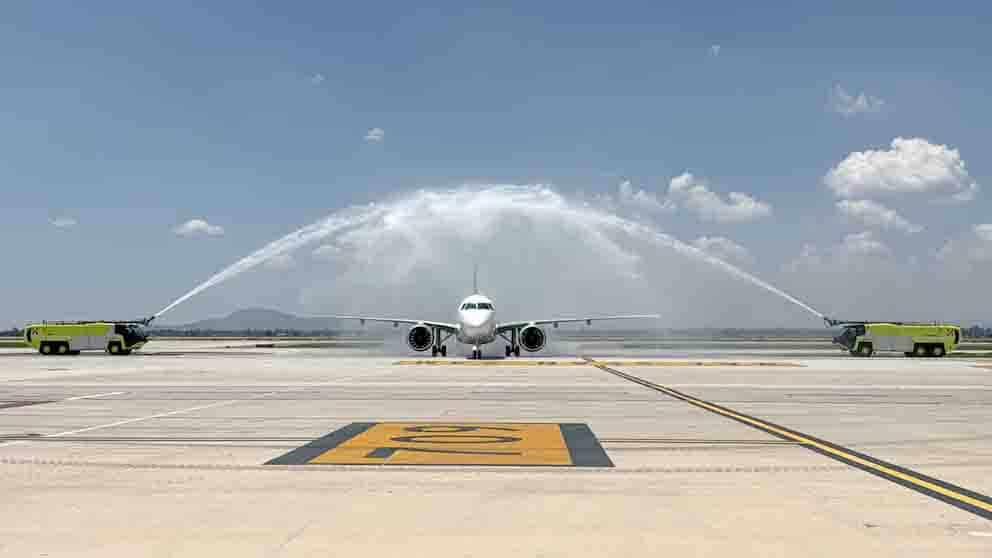 Reciben en AIFA segundo avi&oacute;n Embraer para Mexicana
