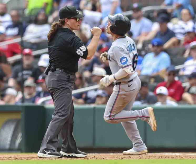 Es Jen Pawol, primera umpire en juego de la MLB