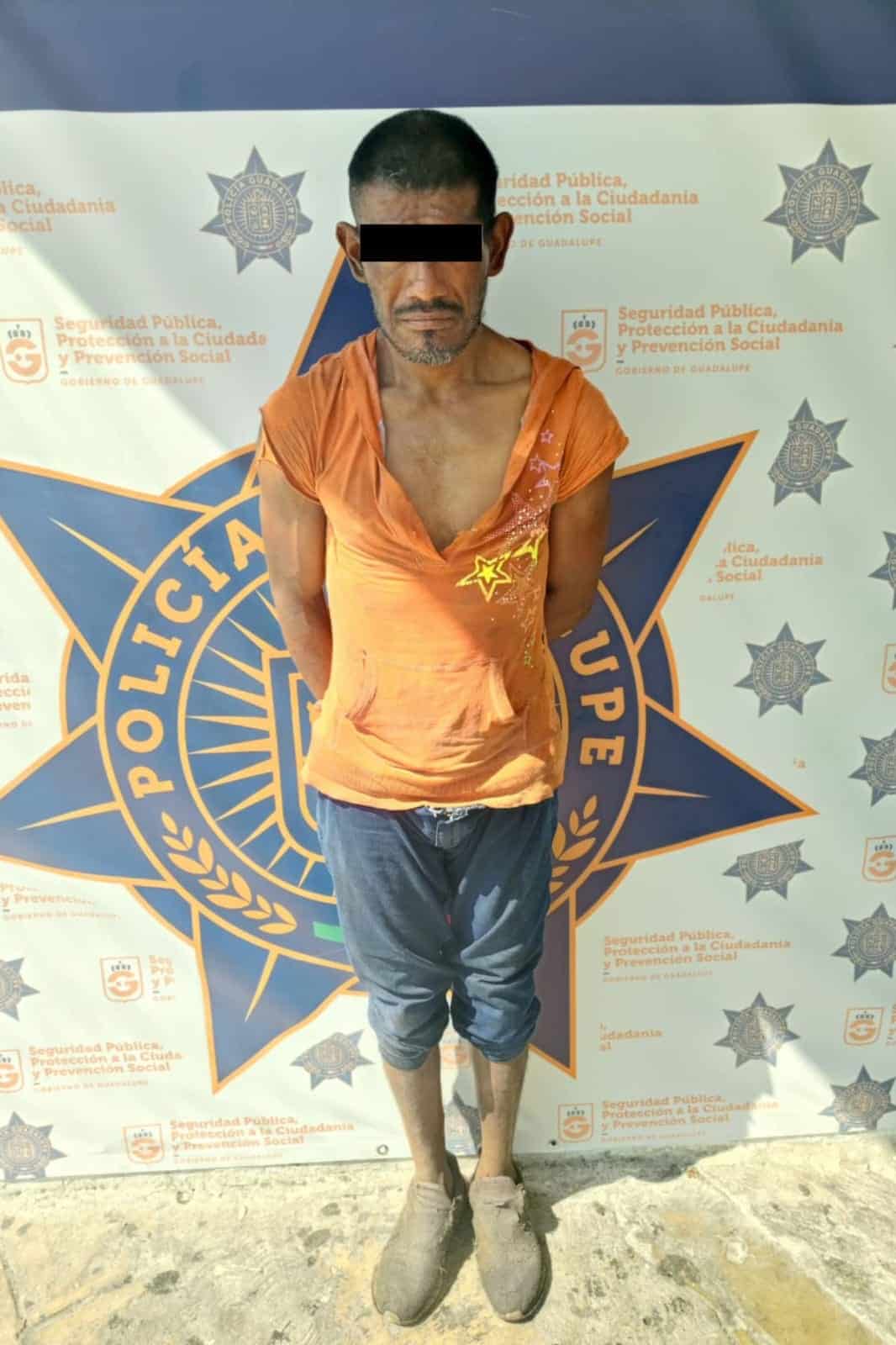 Elementos de la Policía de Guadalupe detuvieron a un hombre por tirar basura en la vía pública, violando las normas ambientales del municipio.