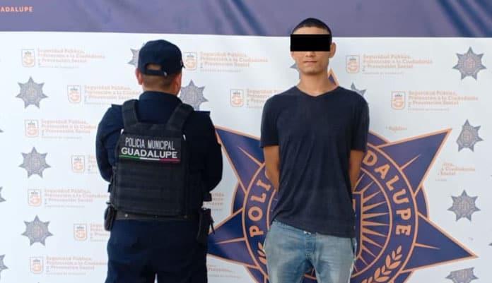 Atracan a jovencita; detienen a uno