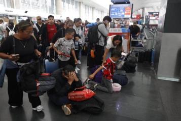 Caos en AICM tras cancelaci&oacute;n de vuelos por lluvias