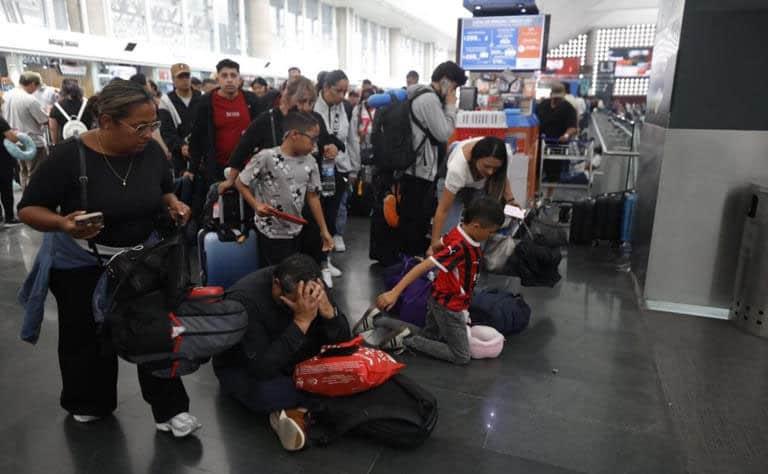 Caos en AICM tras cancelaci&oacute;n de vuelos por lluvias