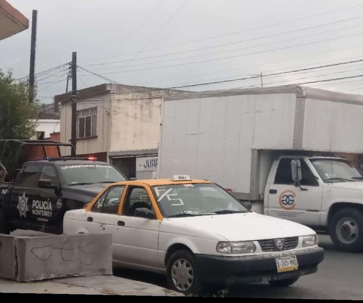 Circulan en taxi robado y los detienen