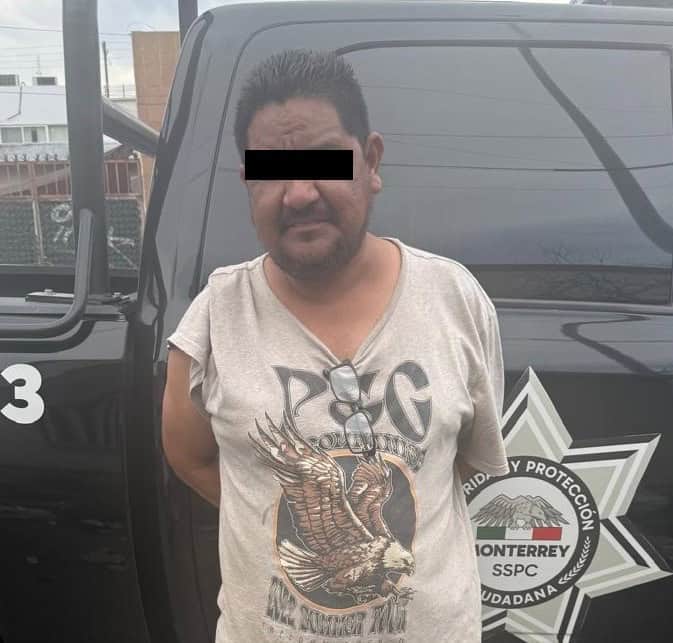 Dos hombres fueron detenidos por oficiales de la Policía de Monterrey, al circular a bordo de un vehículo taxi con reporte de robo en el municipio de García, al ser detectado a través de las cámaras de seguridad del C4.