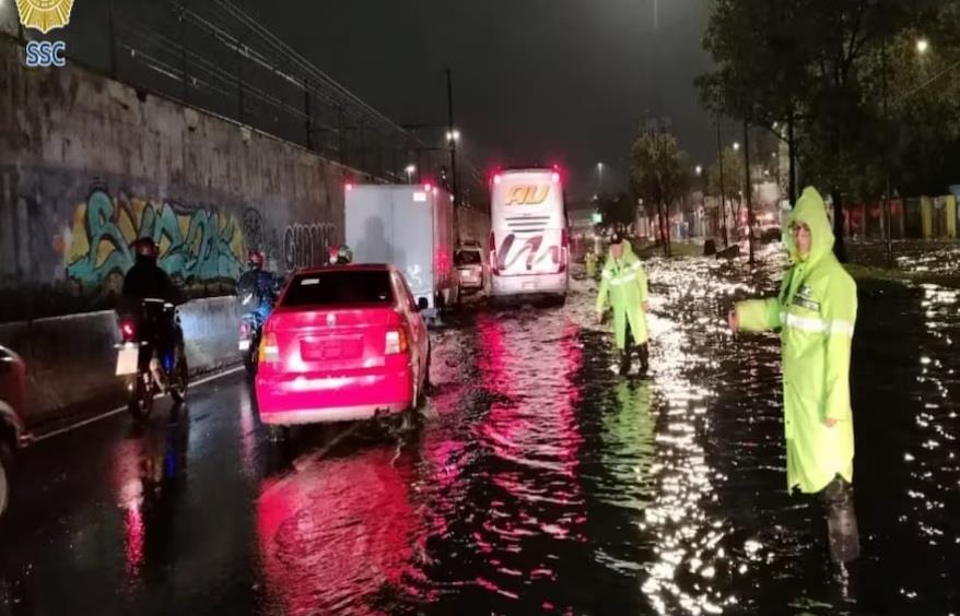 Lluvias provocan encharcamientos; policías de la SSC auxilian