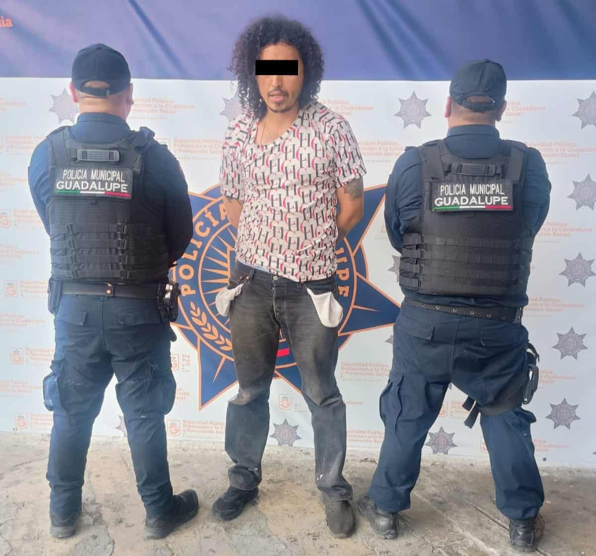 Un presunto vendedor de droga quien cuenta con antecedentes penales entre ellos por homicidio, fue detenido al ingresar a una institución preparatoriana, en Guadalupe.