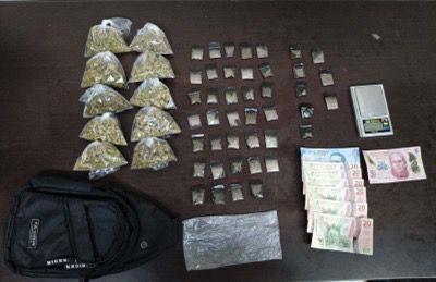 Durante operativos realizados el fin de semana por elementos de la Secretaría de Seguridad Pública y Vialidad de Santa Catarina, fueron detenidas tres hombres y una mujer por la presunta posesión de sustancias ilícitas, en acciones registradas en las colonias Adolfo López Mateos, Hacienda El Palmar y Lomas del Mirador.