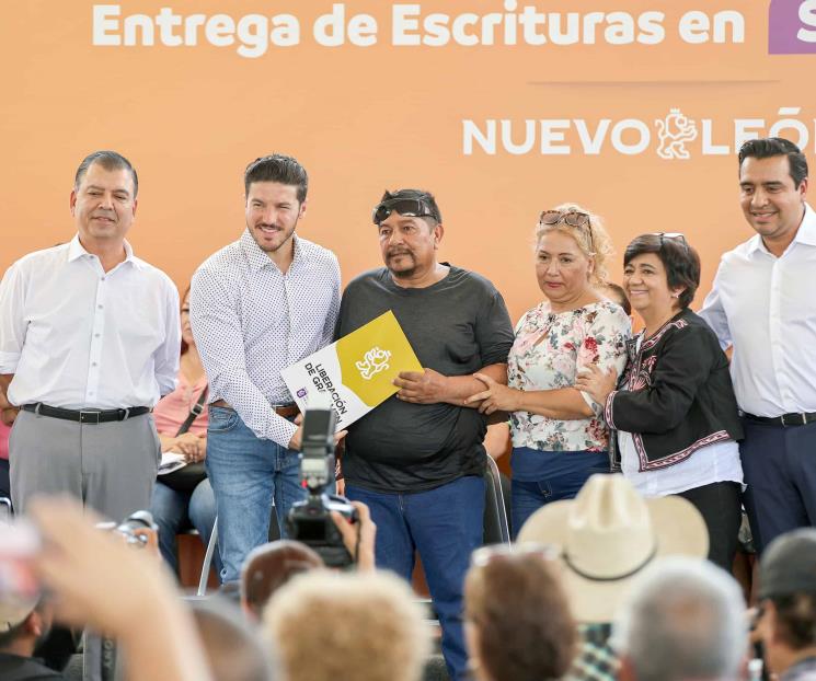 Entrega gobernador 218 escrituras en Santa
