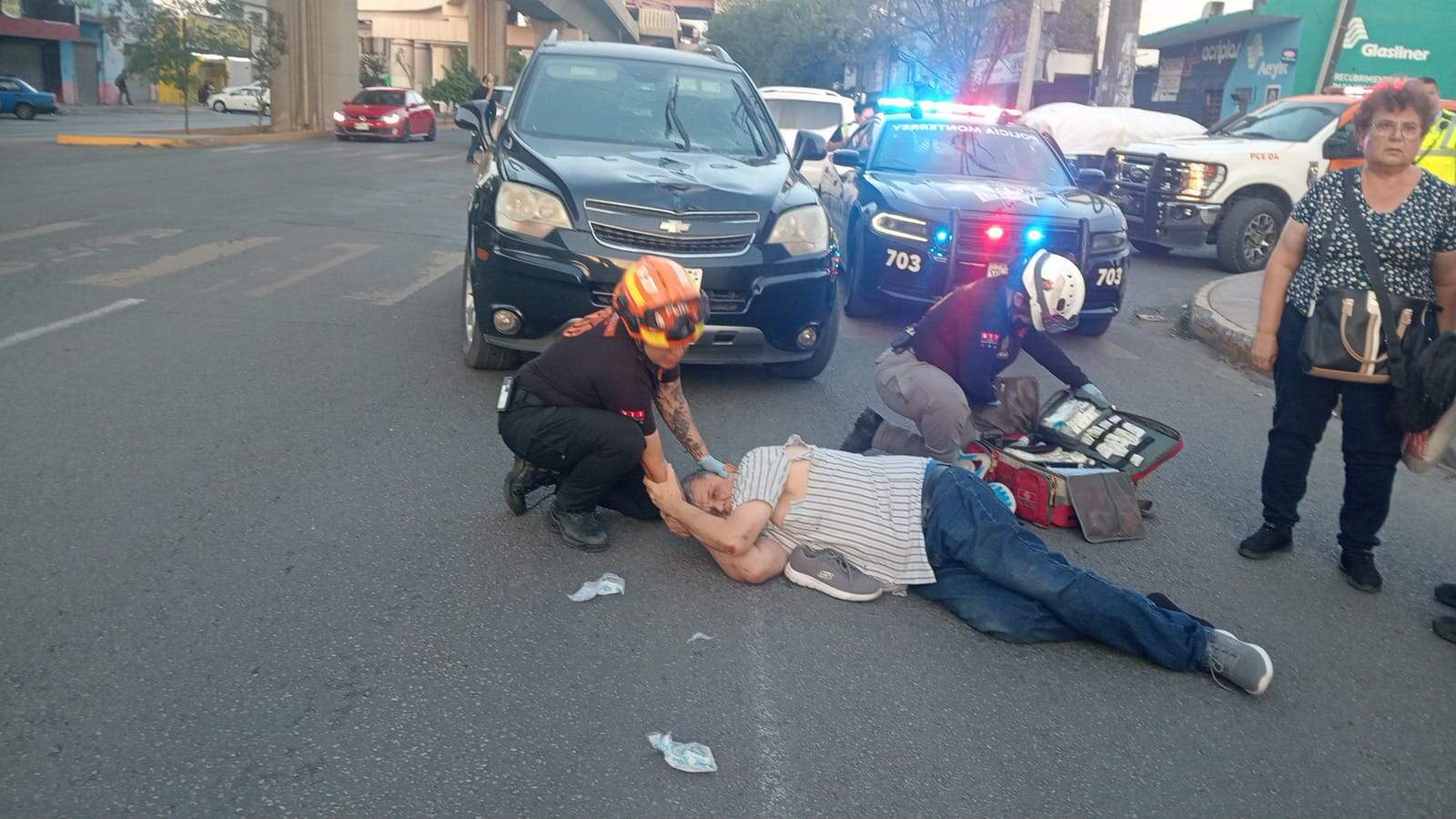 Cuando trataba de cruza una avenida un hombre fue arrollado por el conductor de un vehículo, al oriente de Monterrey.