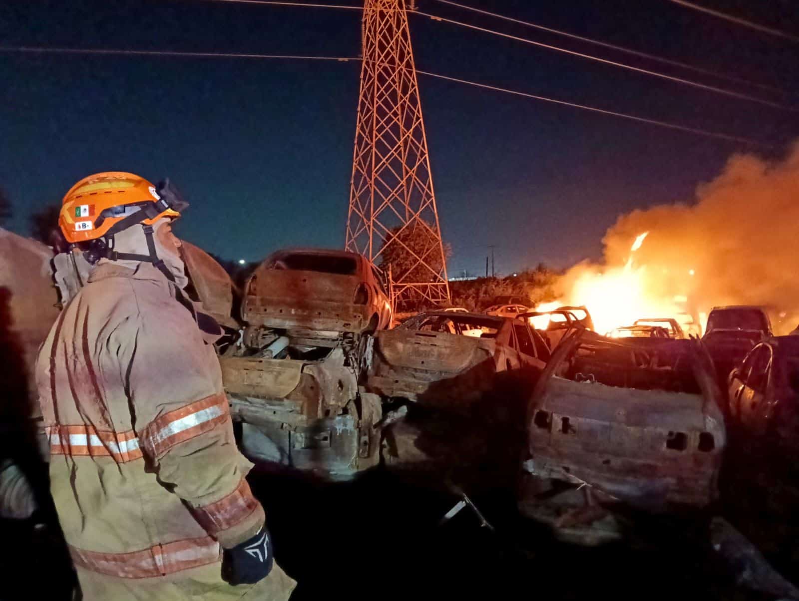 Una vez más el corralón del municipio de El Carmen se incendió y se vieron afectados más de 35 vehículos, sin que se reportaron lesionados.