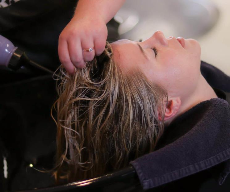¿Cuánto tiempo debe dejarse el acondicionador en el cabello?