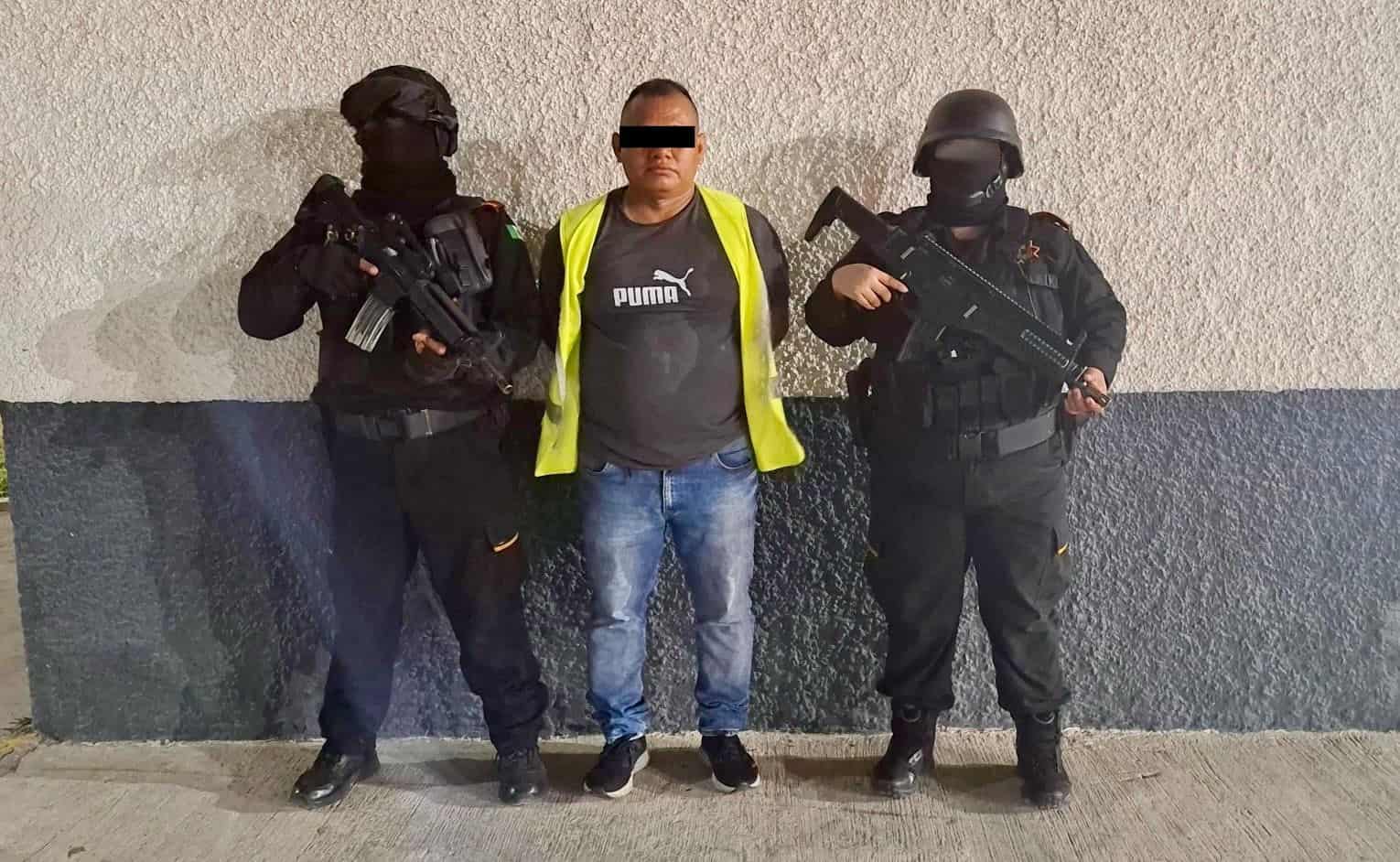 Un hombre que presuntamente portaba un arma de fuego, fue detenido por policías de Fuerza Civil, al poniente de la ciudad.