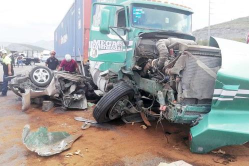Deja choque contra tráiler 2 muertos
