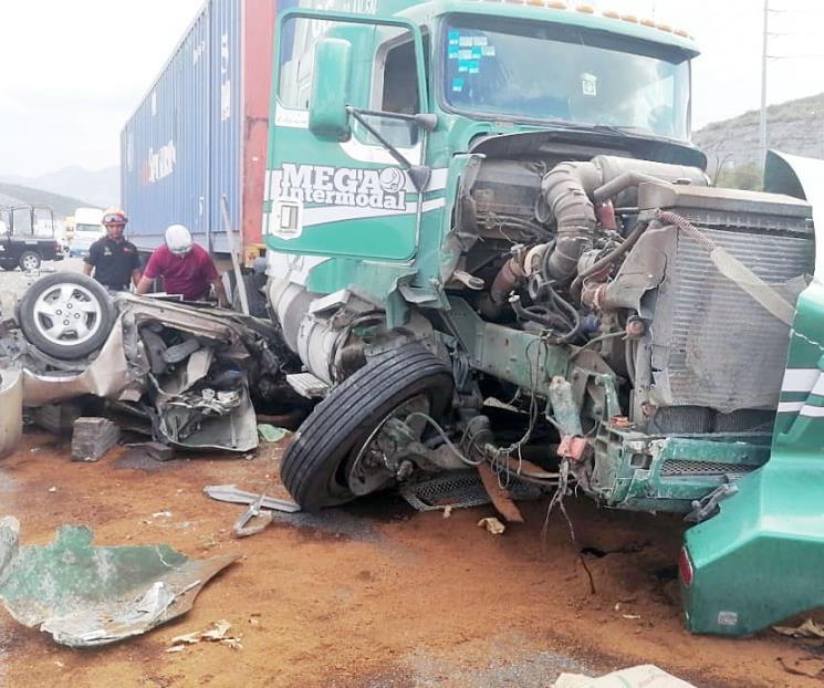 Deja choque contra tráiler 2 muertos