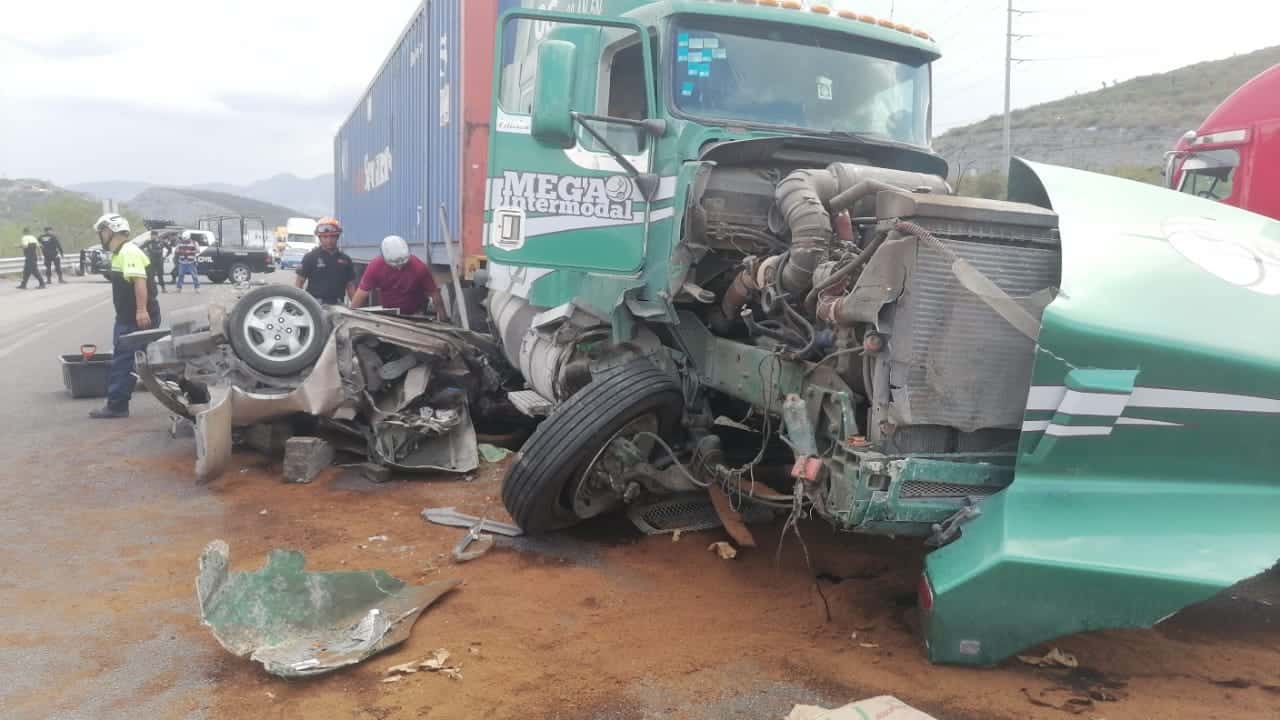 Dos personas sin vida dejó como saldo un accidente entre un tráiler, un camión de tres y media toneladas y un vehículo el cual quedó bajo la pesada unidad, en García.