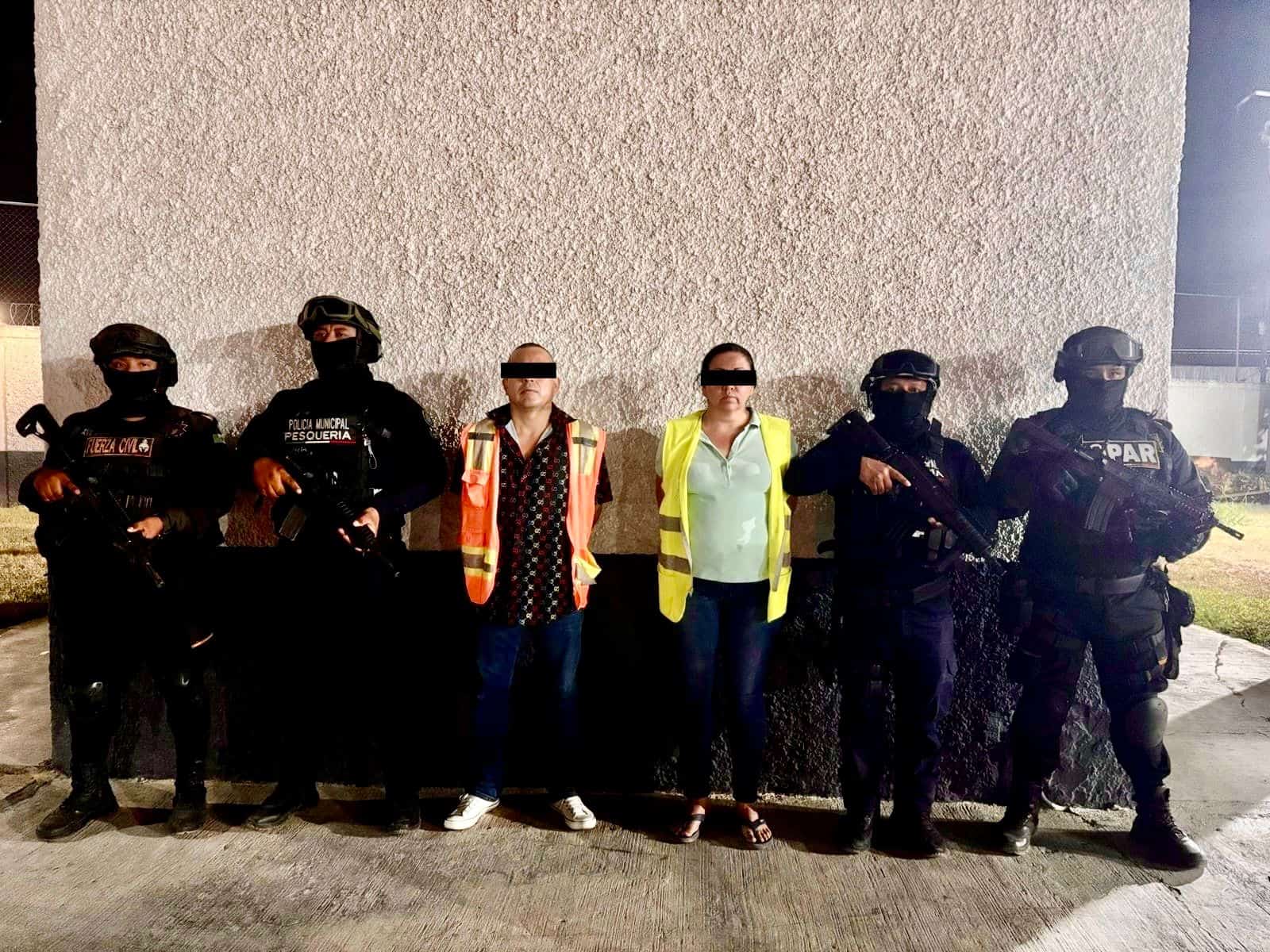 Durante un recorrido de prevención y vigilancia, elementos de la Policía de Proximidad de Pesquería detuvieron a dos personas que viajaban a bordo de un vehículo Dodge Nitro color negro con reporte por portación de arma de fuego y delitos contra la salud.