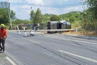 Tira cuatro postes y ocasiona caos Tira cuatro postes y ocasiona caos