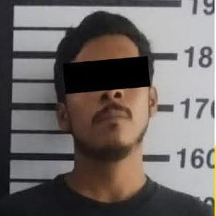 En el momento en que empujaba una motocicleta sin placas de circulación y con alteraciones, un hombre que ya ha sido arrestado en otras ocasiones, fue detenido luego de que el encontraron en su poder 100 envoltorios de droga.
