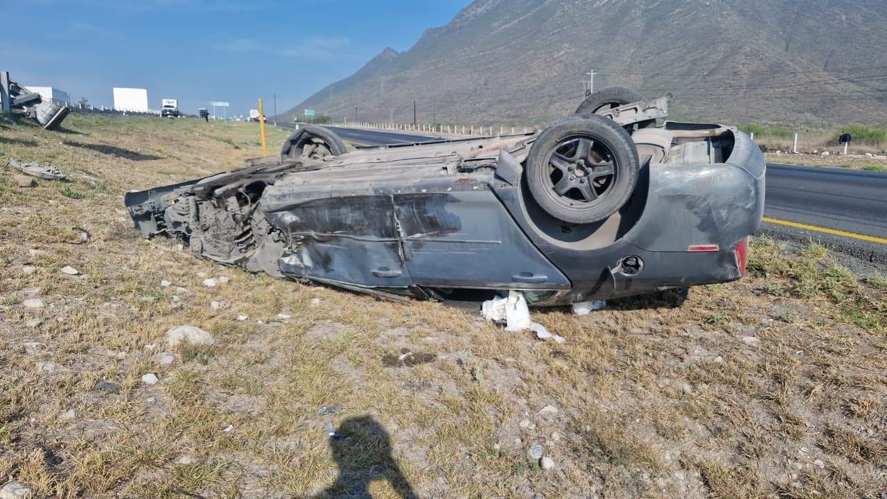 El conductor de un vehículo resultó lesionado luego de volcar ayer en la carretera a Saltillo, municipio de Santa Catarina.