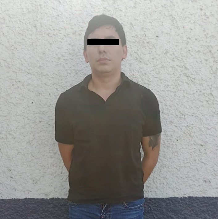 En una camioneta blindada y con luces estroboscópicas, además la portación de un ama de fuego y 2 mil 860 dólares, un hombre fue detenido por elementos de la Policía de Monterrey.
