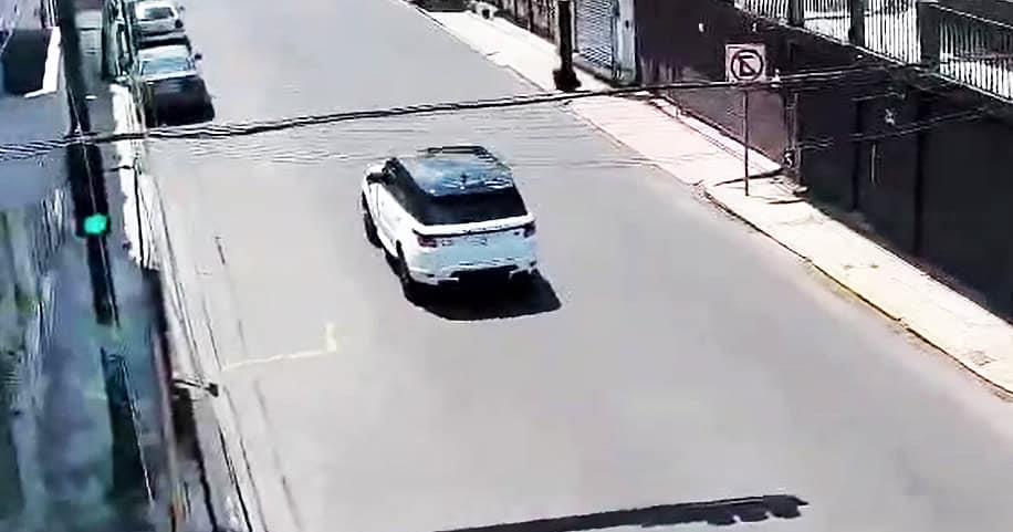 Detienen a conductor de camioneta blindada