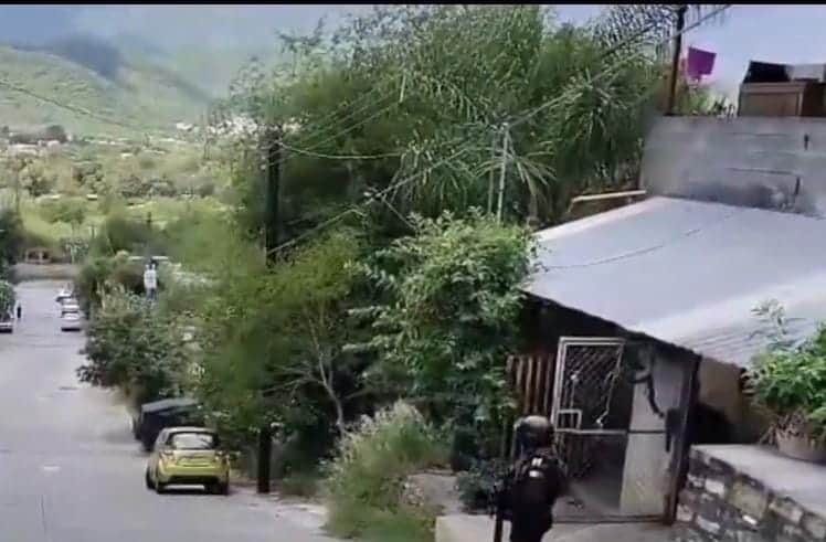 Al menos una mujer detenida, así como el aseguramiento de droga, dejaron dos cateos realizados ayer en diferentes sectores del municipio de Santiago.