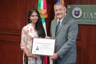 F&iacute;sica de India concluye doctorado en la UANL con menci&oacute;n honor&iacute;fica