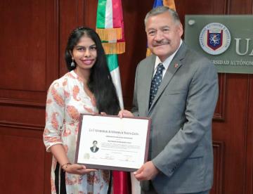 Física de India concluye doctorado en la UANL con mención honorífica